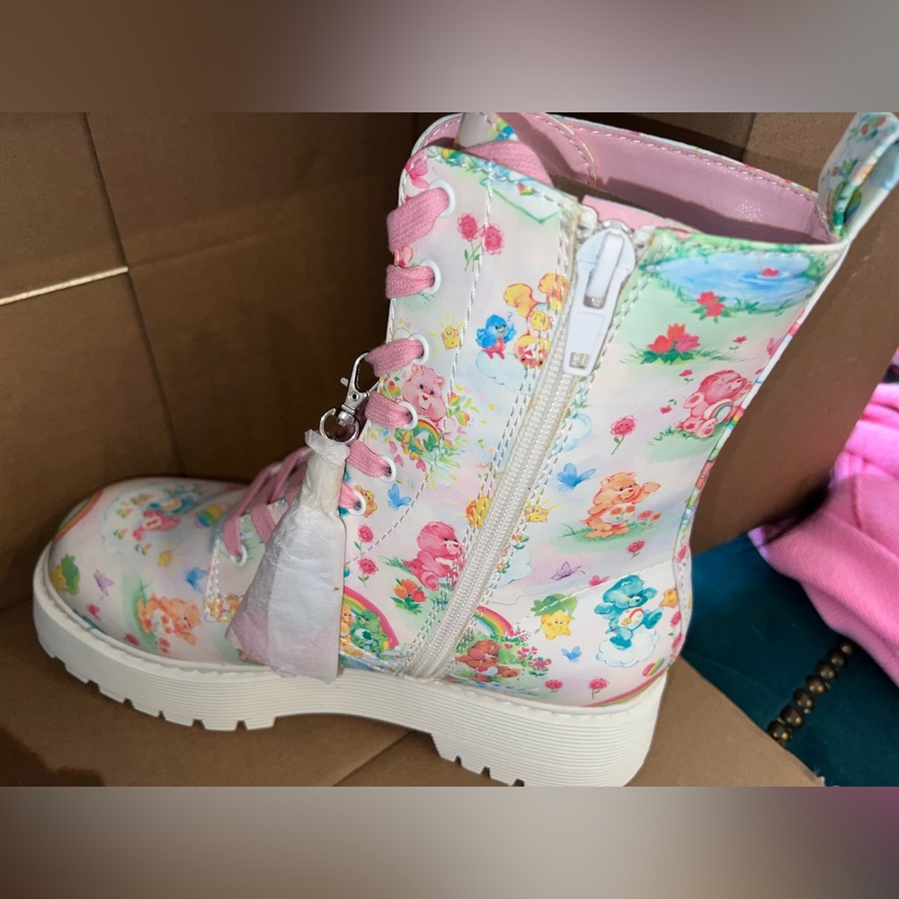 π π» ππΈ NWT HAPPY STEPS COMBAT BOOT
DOLLS KILL X CARE BEARS - Picture 3 of 7